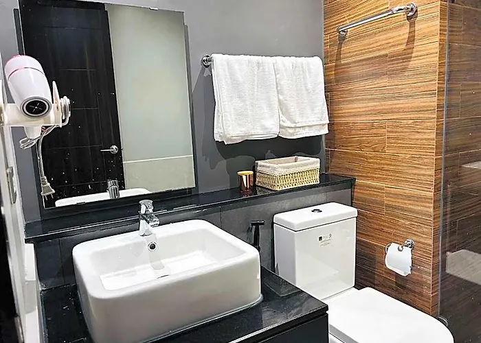 فندق The Roxas 4*